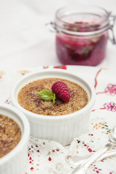 creme brulee med laktris och hallon